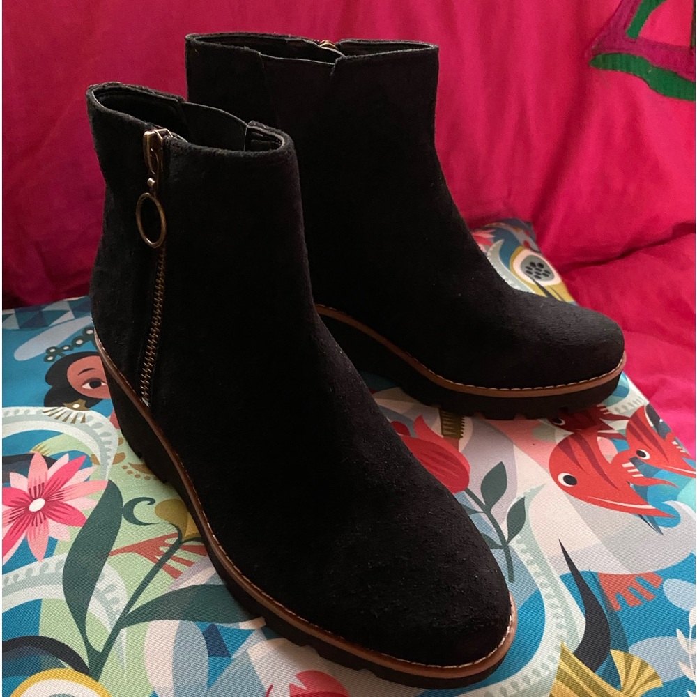 Von Maur Vionic Women’s Waterproof Suede Ankle Boot